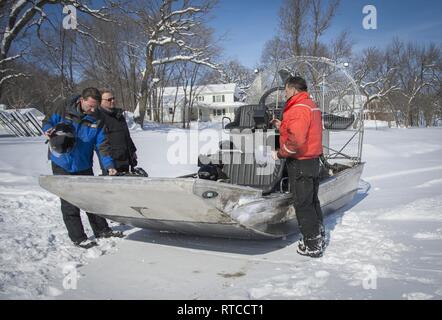 2019 nos études des glaces sur le lac Pepin ont commencé. La semaine dernière, un équipage de trois personnes avec le bureau de projet à Fountain City, Wisconsin, a lancé l'hydroglisseur pour mesurer l'épaisseur de la glace à l'avance de la saison de navigation et le début non officiel de printemps ! Comme le 13 février de 18 milles du lac Pepin étaient couverts de 10 à 21 pouces de glace. L'industrie de navigation utilise ces données pour aider à déterminer le moment d'envoyer les remorqués vers le nord jusqu'à Saint Paul, que cette partie de la rivière Mississippi est le segment final tenant la glace en hiver. Banque D'Images