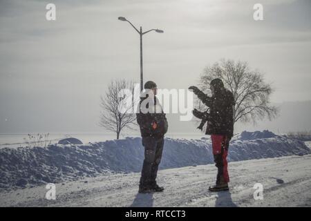 2019 nos études des glaces sur le lac Pepin ont commencé. La semaine dernière, un équipage de trois personnes avec le bureau de projet à Fountain City, Wisconsin, a lancé l'hydroglisseur pour mesurer l'épaisseur de la glace à l'avance de la saison de navigation et le début non officiel de printemps ! Comme le 13 février de 18 milles du lac Pepin étaient couverts de 10 à 21 pouces de glace. L'industrie de navigation utilise ces données pour aider à déterminer le moment d'envoyer les remorqués vers le nord jusqu'à Saint Paul, que cette partie de la rivière Mississippi est le segment final tenant la glace en hiver. Banque D'Images