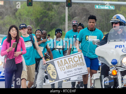 Un groupe de jeunes gens, flanqué de media et de l'application de la loi, des marches sur la Highway 61, le 3 avril 2018, à Memphis, Tennessee. Banque D'Images