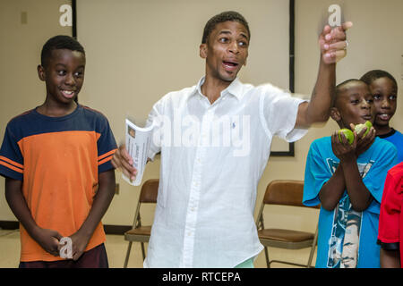 Marquise Lowe, directeur du site et de coordonnatrice de programme pour le Projet des Jeunes, guide les élèves à travers un exercice à Jackson, Mississippi. Banque D'Images