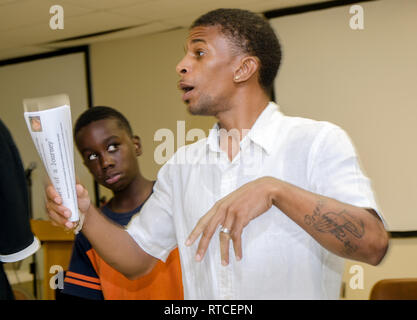 Marquise Lowe, directeur du site et de coordonnatrice de programme pour le Projet des Jeunes, guide les élèves à travers un exercice à Jackson, Mississippi. Banque D'Images