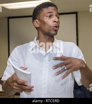 Marquise Lowe, directeur du site et de coordonnatrice de programme pour le Projet des Jeunes, guide les élèves à travers un exercice à Jackson, Mississippi. Banque D'Images