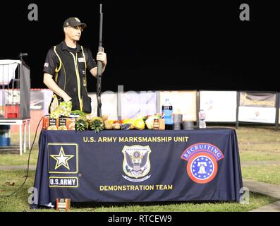 Le sergent de l'armée américaine 1ère classe Glenn Eller avec l'armée américaine l'adresse au tir de fusil de chasse de l'unité mis sur une équipe de démonstration à l'adresse au tir à l Shoot-Out Junior complexe de Tir National à San Antonio, Texas le 15 février 2019. Avant et après la manifestation, Eller, qui détient un certain nombre d'organismes nationaux, internationaux et même quelques médailles olympiques, a parlé aux jeunes athlètes et à leurs entraîneurs et parents. Eller, une Katy, Texas et autochtones 2008 médaillé d'or olympique, a été la compétition Fusil de l'athlète de l'année cinq fois et a représenté les États-Unis sur cinq différentes équipes olympiques. Banque D'Images