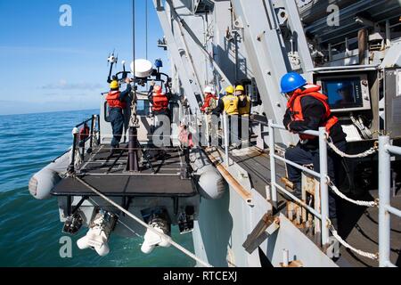 Océan Pacifique (fév. 15, 2019) les marins d'un inférieur à coque rigide à bord de la classe de Harpers Ferry landing ship dock amphibie USS Harpers Ferry (LSD 49) pendant les opérations de bateau. Harpers Ferry est en cours, la réalisation des opérations de routine dans le cadre d'un groupe amphibie USS Boxer (ARG) dans l'océan Pacifique. Banque D'Images