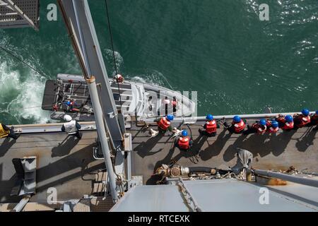 Océan Pacifique (fév. 15, 2019) le soulèvement des marins de soulever une ligne à coque rigide à bord de la classe de Harpers Ferry landing ship dock amphibie USS Harpers Ferry (LSD 49) pendant les opérations de bateau. Harpers Ferry est en cours, la réalisation des opérations de routine dans le cadre d'un groupe amphibie USS Boxer (ARG) dans l'océan Pacifique. Banque D'Images