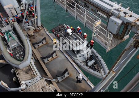 Océan Pacifique (fév. 15, 2019) marins soulèvent un canot pneumatique à coque rigide à bord du bateau amphibie de classe-Harpers Ferry landing ship dock USS Harpers Ferry (LSD 49) pendant les opérations de bateau. Harpers Ferry est en cours, la réalisation des opérations de routine dans le cadre d'un groupe amphibie USS Boxer (ARG) dans l'océan Pacifique. Banque D'Images