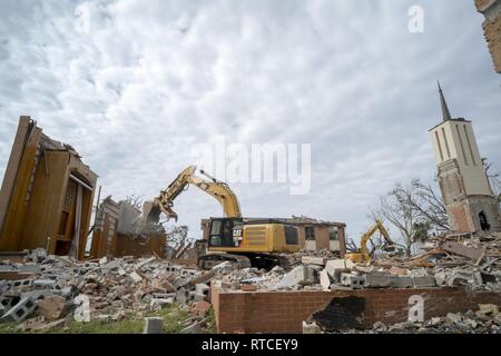 Scott Gilmore, une excavation, l'opérateur utilise un utilitaire à l'autel au niveau de la pelle à Chapel 2 à la base aérienne Tyndall, en Floride, le 15 février 2019. La chapelle a été gravement endommagé par l'ouragan Michael, une tempête de catégorie 4 qui a frappé le 10 octobre 2018. La démolition a marqué le début d'un long processus visant à éliminer les structures endommagées, pour faire place à une nouvelle construction. Banque D'Images