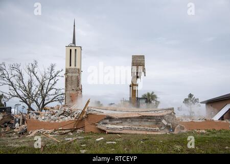 Scott Gilmore, une excavation, l'opérateur utilise un utilitaire à l'autel au niveau de la pelle à Chapel 2 à la base aérienne Tyndall, en Floride, le 15 février 2019. La chapelle a été gravement endommagé par l'ouragan Michael, une tempête de catégorie 4 qui a frappé le 10 octobre 2018. La démolition a marqué le début d'un long processus visant à éliminer les structures endommagées, pour faire place à une nouvelle construction. Banque D'Images