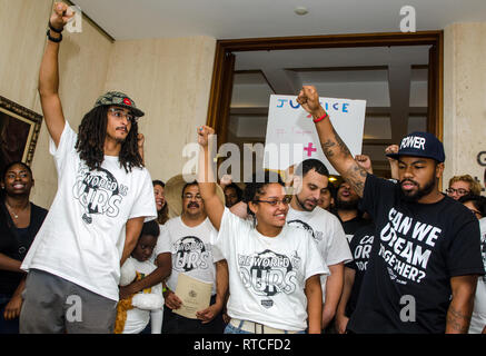 Le rêve des défenseurs, y compris Melanie Andrade (centre) et Phillip Agnew (droite), lever le poing au cours d'une manifestation à Tallahassee, Floride. Banque D'Images