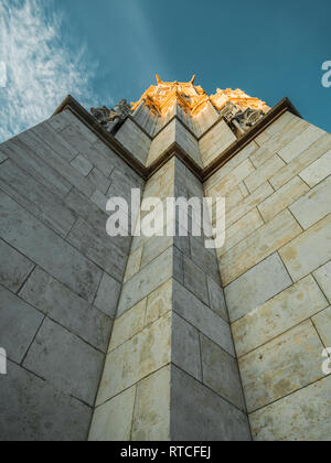 Image de bas en haut voir le long d'une paroi d'une tour avec golden top à Budapest Banque D'Images