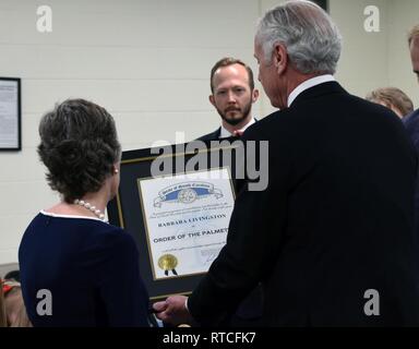 Caroline du Sud Gov. Henry a présenté l'ordre de McMaster Le Palmetto Prix à Mme Barbara Livingston, épouse de l'armée américaine, le général Robert E. Livingston, Jr., la 28e de l'adjudant général de la Caroline du Sud, à la base de la Garde nationale conjointe McEntire à Eastover, Caroline du Sud, 16 février 2019. L'ordre de Palmetto est la plus haute distinction civile de l'état et a été remis en reconnaissance des contributions et de l'amitié à l'état de la Caroline du Sud, la Caroline du Sud, et le département militaire de la Garde nationale de Caroline du Sud. Banque D'Images