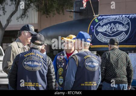 Les Marines américains, marins, soldats, et la communauté locale se retrouvent pour visiter les stands et assister à des démonstrations de la Marine Corps Programme d'Arts Martiaux (MCMAP), des explosifs et munitions (NEM), et un chien de travail militaire démonstration pendant la journée de reconnaissance militaire Yuma dans le centre-ville de Yuma historique le 16 février 2019. La Journée de reconnaissance militaire est tenu de montrer l'importance de la relation entre la ville de Yuma et nos militaires et les anciens combattants. Banque D'Images