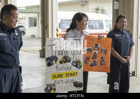 Les pompiers du Corps des Marines du Pacifique avec les Installations de services d'incendie et d'urgence Japon remercie l'élèves à la visite 16 février à la caserne de Futenma Marine Corps Air Station. La visite affiche le parcours de la lutte contre l'incendie pour les étudiants. Banque D'Images