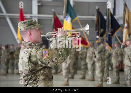 Un soldat de l'armée américaine avec la 246ème bande armée, la Garde nationale de Caroline du Sud joue perceuse et commandes pour la cérémonie Des soldats et des aviateurs en formation au cours de l'adjudant général cérémonie de passation de commandement à la base de la Garde nationale conjointe McEntire à Eastover, Caroline du Sud le 16 février 2019. La cérémonie de passation de commandement de l'armée américaine a reconnu le général Robert E. Livingston, Jr. comme l'adjudant général sortant de l'armée américaine et s'est félicité le général Van McCarty comme l'adjudant général. Banque D'Images