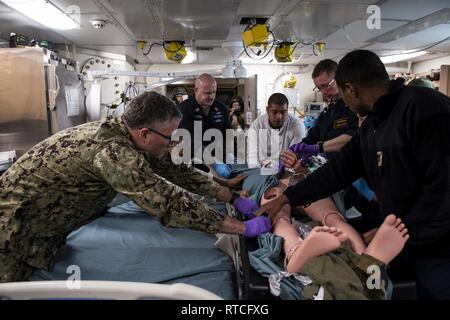 Golfe de Thaïlande (fév. 16, 2019) - Les marins affectés à la station de transport amphibie USS Green Bay (LPD 20) préparer un patient simulé pour le transport au cours d'un exercice d'évacuation avec la Marine royale thaïlandaise. Green Bay, partie de la Guêpe groupe amphibie, à 31e Marine Expeditionary Unit (MEU), est en Thaïlande pour participer à l'exercice Gold Cobra 2019. Gold Cobra est un exercice multinational co-parrainé par la Thaïlande et les États-Unis qui est conçu pour promouvoir la sécurité régionale et efficace face aux contingences de la crise par le biais d'une force multinationale robuste pour Banque D'Images