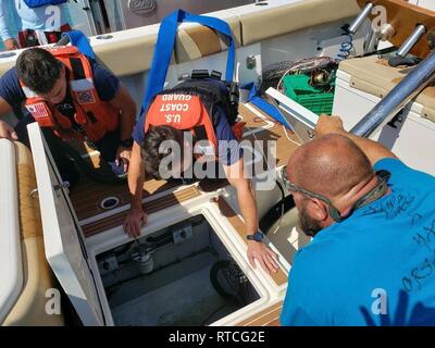 Marathon de l'équipage de la Garde côtière de contribuer à l'assèchement d'une embarcation de plaisance de 39 pieds avec 7 personnes à bord, 17 février 2019 à environ 12 miles au sud de Vaca Key, en Floride. Vers 12 h 20, le secteur de la Garde côtière de quart de Key West a reçu un appel de détresse par radio VHF-FM canal 16 à partir de l'équipage de l'embarcation de plaisance ont indiqué qu'ils étaient pris sur l'eau, qui les a poussés à lancer un marathon de la Garde côtière de 33 pieds de l'artisanat à des fins spéciales pour aider l'équipage de l'application de la Loi. Garde côtière canadienne Banque D'Images