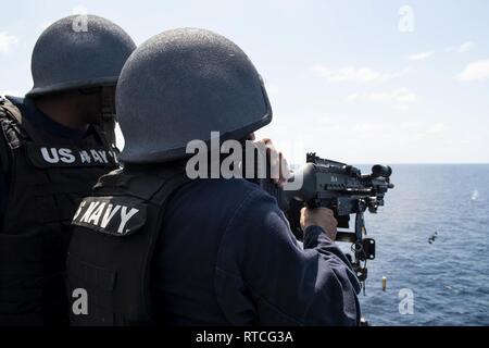 Golfe de Thaïlande (fév. 17, 2019) - Maître de Manœuvre 3e classe Paul Price, d'El Paso, Texas, une mitrailleuse M240B à bord du navire de transport amphibie USS dock Green Bay (LPD 20) lors d'un tir d'armes dans le golfe de Thaïlande. Green Bay, partie de la Guêpe groupe amphibie, à 31e Marine Expeditionary Unit (MEU), est en Thaïlande pour participer à l'exercice Gold Cobra 2019. Gold Cobra est un exercice multinational co-parrainé par la Thaïlande et les États-Unis qui est conçu pour promouvoir la sécurité régionale et efficace face aux éventualités de crise grâce à la solide multin Banque D'Images