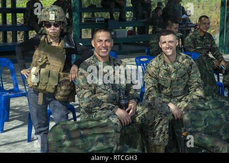 Sami, un interprète, porte des équipements de protection aux côtés de Sgt. Le Major Al Torres, centre, et lieutenant-colonel Christopher D. Tolliver lors d'un événement de formation, l'exercice Gold Cobra 19 camp de Ban Chan Khrem, Khao Khitchakut District, Thaïlande, le 18 février 2019. Gold Cobra exercice démontre l'engagement du Royaume de Thaïlande et des États-Unis à notre alliance de longue date, fait la promotion des partenariats régionaux et les progrès de la coopération en matière de sécurité dans la région Indo-Pacifique. Torres est le sergent-major et Tolliver est le commandant de bataillon de l'équipe d'atterrissage, 1er Bataillon, 1e de marine. Marine La 31e Banque D'Images