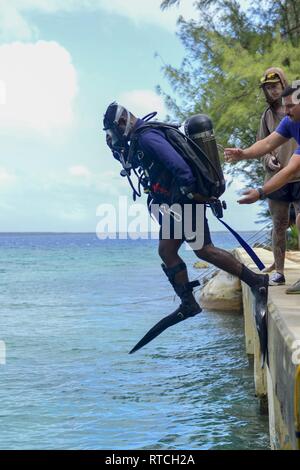 SANTA RITA, Guam (fév. 19, 2019) Marine Diver 1re classe Ryan Guenther, un plongeur de 1ère classe affecté à l'unité mobile de récupération et de plongée (MDSU) 1, aide un plongeur de la marine sri-lankaise qui entrent dans l'eau au cours de la formation, en prévision de l'exercice de préparation et de formation à la coopération (CARAT) Sri Lanka 19. Cette pré-entraînement à l'exercice avait pour but de familiariser l'équipe sri-lankaise avec de l'équipement et les pratiques jusqu'à l'événement à partir d'avril. Banque D'Images