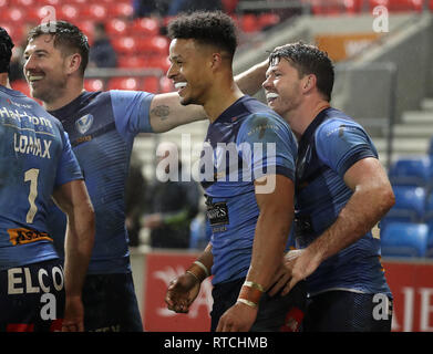 St Helens Saints' Regan Grace (centre) célèbre son essayer contre Salford Red Devils, lors de la Super League match au stade AJ Bell, Salford. Banque D'Images