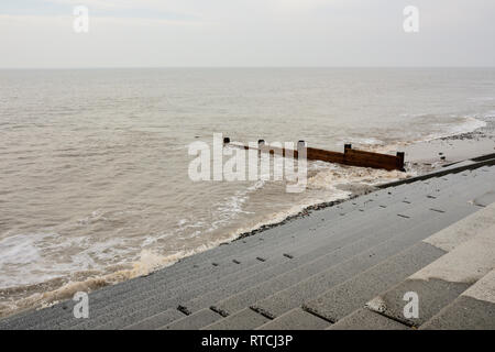 La mer irlandaise se mêle de la protection de la plage de groyne en bois et de la révetation en béton, la protection contre les inondations côtières de cleveleys dans le lancashire au royaume-uni Banque D'Images