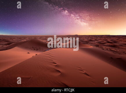 Voie Lactée sur les dunes de l'Erg Chebbi dans le désert du Sahara, près de Merzouga, Maroc, Afrique. Beau paysage de sable avec de superbes stars Sky at Night Banque D'Images