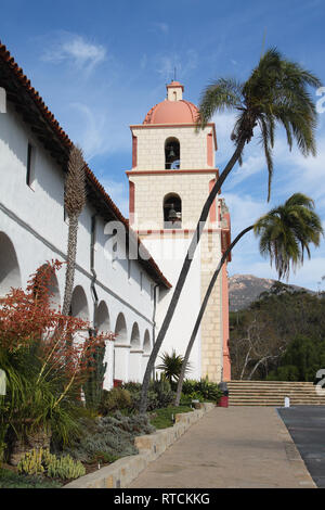 Vue de la chapelle de Mission Santa Barbara, Californie, USA Banque D'Images