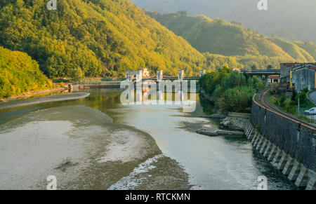 La fin de l'après-midi paysage près de pont de la Maddalena à Lucca, Toscane, Italie. Banque D'Images