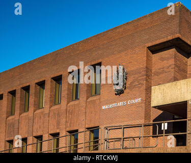 Tribunal des magistrats de Peterborough dans le centre de Peterborough, Royaume-Uni. Achevé en 1978 dans un style brutaliste en brique. Les tribunaux judiciaires de Peterborough. Banque D'Images