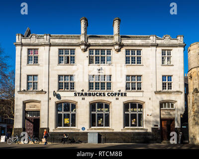 La Cathédrale de Peterborough Starbucks Gate - un ancien édifice de la Banque Lloyds maintenant utilisé comme un café Starbucks dans le centre de Peterborough UK Banque D'Images