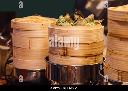 La cuisine thaï délicieux aliments de rue, Zongzi (boulettes de riz collant, Ba-chang), chinois traditionnel à la vapeur de riz plat composé de riz gluant farci de di Banque D'Images