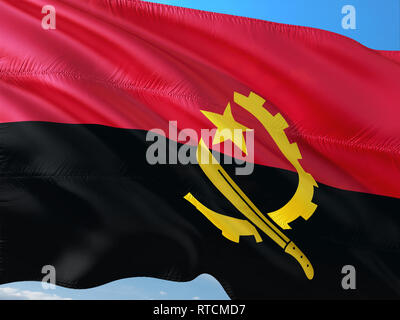 Drapeau de l'Angola dans le vent contre ciel bleu profond. Tissu de haute qualité. Banque D'Images