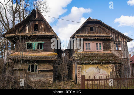 Les bâtiments historiques en bois abandonnés dans le petit village de Cigoc Village de Sisak-Moslavina County, le centre de la Croatie Banque D'Images