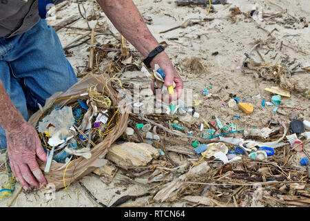 Nettoyage bénévole de déchets à la plage côtière, les matières plastiques, les produits manufacturés, ligne de pêche, des cordes, des capsules de bouteille, Golfe du Mexique. Banque D'Images