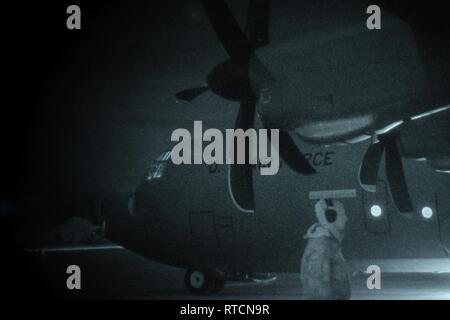 Un aviateur affecté à la 921e Escadron d'intervention d'urgence hors de Travis Air Force Base, en Californie, vous attend pour le départ d'aéronefs au cours d'une mission de nuit à l'appui de drapeau vert exercice Little Rock, le 13 février 2019, à l'Aéroport International d'Alexandria, Louisiane) L'objectif principal de l'exercice est de soutenir le Joint Readiness Training Center et fournir le nombre maximum d'équipages de transport aérien, les planificateurs de la mission et l'appui au sol des éléments à un environnement de combat simulé avec l'accent sur l'intégration de la force interarmées. Banque D'Images