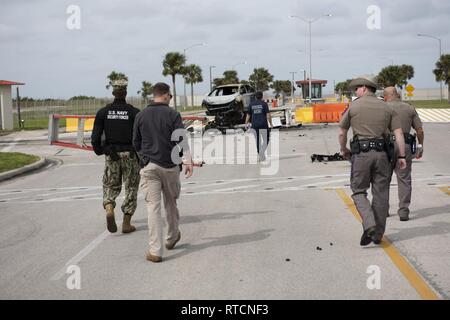 NAVAL AIR STATION Corpus Christi, Texas (fév. 14, 2019), les forces de sécurité de l'US Navy Naval Criminal Investigative Services, et le Texas Ministère de la sécurité publique l'enquête sur l'accident après un véhicule saisi illégalement la base, le 14 février. Navy des membres des Forces de sécurité ont ouvert le feu après que le suspect s'est écrasé sa voiture dans un obstacle et accusé des membres des Forces de sécurité. Aucun personnel n'a été blessé pendant l'incident et les services d'urgence prononcée le défunt suspect sur la scène. Banque D'Images