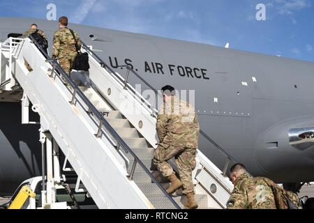 Un KC-46A Pegasus Personnel navigant affecté au 344e Escadron de ravitaillement en vol KC-46 Conseils d'une préforme de formation de familiarisation 14 février 2019, à McConnell Air Force Base, Kan. La formation de familiarisation est composé de quatre phases pour vous aider à faire de l'équipe McConnell les éventuels défauts avant d'être entièrement opérationnel. Banque D'Images