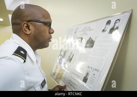 Le brig. Gen. Jemal J. Beale, à gauche, à l'adjudant général du New Jersey, certaines études de l'affichage à la Garde nationale du New Jersey's Black History Month célébration à la Commission militaire et de la famille Centre d'assistance, Bordentown, N.J., le 14 février 2019. Cette année comprenait des présentations par le Dr Connie Goddard et John Medley sur le Manuel de la formation et de l'école industrielle situé à Bordentown. L'ensemble de l'école noire, souvent appelée la de Tuskegee le Nord, a été fondée en 1886 et fermée en 1955. Il est devenu un monument historique le 5 janvier 1998. Le Mois de l'histoire des Noirs rec Banque D'Images