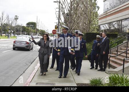 Adm arrière. Nathan A. Moore, la Garde côtière du Pacifique commandant adjoint, prend un tour of California State University - Long Beach's campus ainsi que des gardes côte à partir de la Garde côtière canadienne privé Los Angeles-Long Beach à Long Beach, Californie, le 15 février 2019. Moore a signé un protocole d'entente pour accroître l'engagement entre la Garde côtière et au service d'une minorité, CSULB institution. Banque D'Images