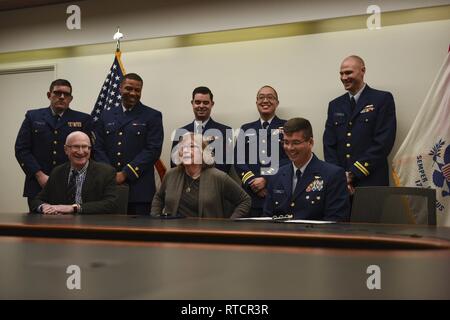 Adm arrière. Nathan A. Moore, la Garde côtière du Pacifique commandant adjoint, le Dr Jane Fermer Conoley, Président de la California State long Beach, et le Dr Brian Jersky, Provost, donner à propos d'ouverture avant la signature d'un protocole d'accord pour augmenter l'engagement éducatif entre la Garde côtière et CSULB, à Long Beach, Californie, le 15 février 2019. Coast Guard et California State University Long Beach ont signé un protocole d'accord pour un programme de bourses de la Garde côtière de recruter des étudiants motivés, qui font preuve de leadership et d'enseignement. Banque D'Images