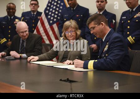 Adm arrière. Nathan A. Moore, la Garde côtière du Pacifique commandant adjoint, le Dr Jane Fermer Conoley, Président de la California State long Beach, et le Dr Brian Jersky, Provost, signent un protocole d'entente pour accroître l'engagement éducatif entre la Garde côtière et CSULB, à Long Beach, Californie, le 15 février 2019. La College Student Pre-Commissioning Initiative est un programme conçu pour les individus motivés qui démontrent un très haut niveau des milieux universitaires et de leadership l'excellence et qui désirent servir leur pays dans l'United States Coast Guard. Les étudiants actuellement inscrits, a accepté de s'inscrire Banque D'Images