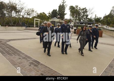 Adm arrière. Nathan A. Moore, la Garde côtière du Pacifique commandant adjoint, prend un tour of California State University - Long Beach's campus ainsi que des gardes côte à partir de la Garde côtière canadienne privé Los Angeles-Long Beach à Long Beach, Californie, le 15 février 2019. La Garde côtière du Pacifique commande mise en oeuvre la College Student Pre-Commissioning Initiative, qui permet d'accorder des bourses d'CSPI Moore pour les candidats de leur minorité Institution Entretien école partenaire. Banque D'Images