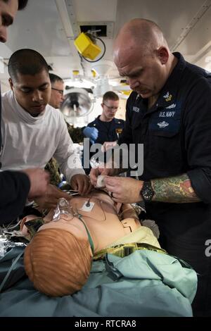 Golfe de Thaïlande (fév. 15, 2019) - Les marins de la Marine américaine affecté à la station de transport amphibie USS Green Bay (LPD 20) répondre à un patient simulé au cours d'un exercice d'évacuation avec la Marine royale thaïlandaise. Green Bay, partie de la Guêpe groupe amphibie, à 31e Marine Expeditionary Unit (MEU), est en Thaïlande pour participer à l'exercice Gold Cobra 2019. Gold Cobra est un exercice multinational co-parrainé par la Thaïlande et les États-Unis qui est conçu pour promouvoir la sécurité régionale et efficace face aux contingences de la crise par le biais d'une force multinationale robuste pour Banque D'Images