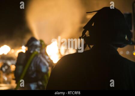 Avec les Marines américains de sauvetage et de lutte contre les incendies d'aéronefs (SLIA) mener des exercices en ligne à main au Marine Corps Air Station Yuma (MCAS) Le 15 février 2019. Ces exercices se concentrer sur des techniques pour pousser les feux de carburant de l'avion et de simuler de gros aéronefs de lutte contre l'incendie. Les Marines mensuel afin d'améliorer leur train de préparation en réponse à risque ou d'urgences sur la ligne de vol. Banque D'Images