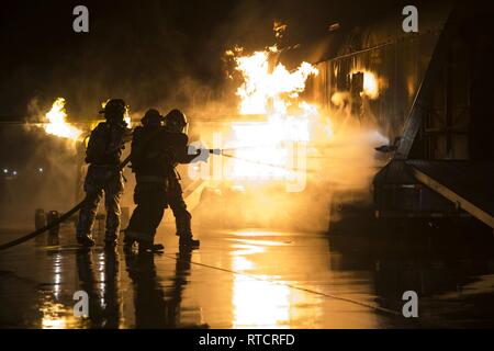 Avec les Marines américains de sauvetage et de lutte contre les incendies d'aéronefs (SLIA) mener des exercices en ligne à main au Marine Corps Air Station Yuma (MCAS) Le 15 février 2019. Ces exercices se concentrer sur des techniques pour pousser les feux de carburant de l'avion et de simuler de gros aéronefs de lutte contre l'incendie. Les Marines mensuel afin d'améliorer leur train de préparation en réponse à risque ou d'urgences sur la ligne de vol. Banque D'Images