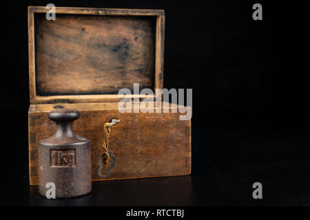 Old rusty poids en métal pour le pesage des produits. Accessoires pour la détermination du poids. Fond sombre. Banque D'Images