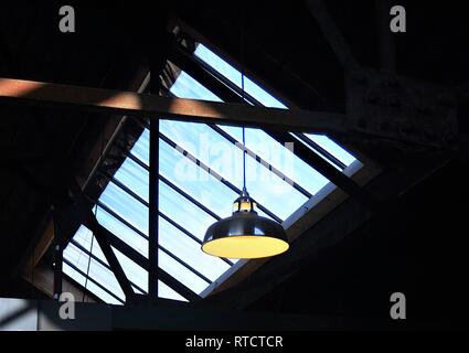 Puits de lumière et industrielle dans une ancienne usine Banque D'Images