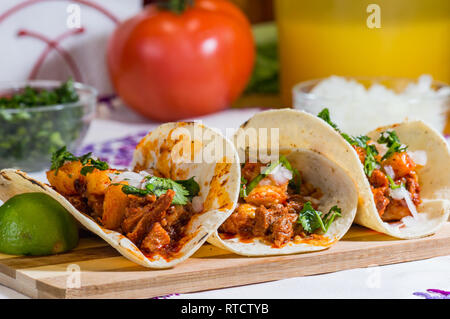 Tacos mexicains frais sur la table avec des ingrédients Banque D'Images