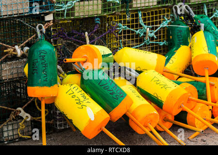 Vinalaven, Maine, USA - 5 août 2017 : Close-up of a marqué des bouées attachées à des casiers à homard empilés sur un quai dans le Maine. Banque D'Images