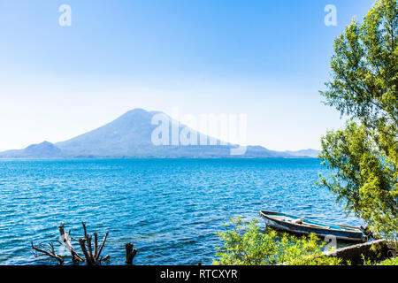 Volcans Toliman et Atitlan sur le lac Atitlan avec bateau amarré en premier plan, au Guatemala, en Amérique centrale Banque D'Images